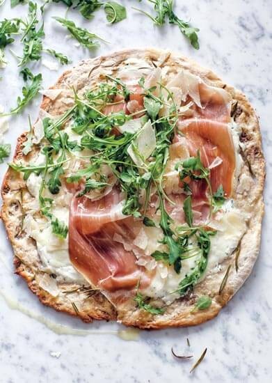 Recette Pizza blanche au jambon cru des Monts du Lyonnais, roquette et parmesan