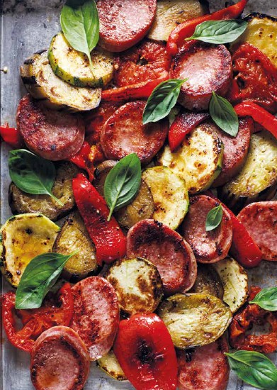 Recette Cervelas à griller, tomates séchées, basilic et poêlée de légumes