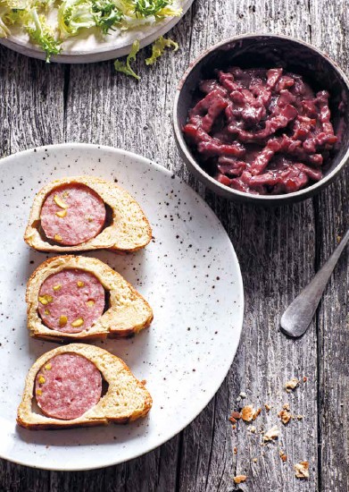 Recette Saucisson brioché, sauce beaujolaise, frisée